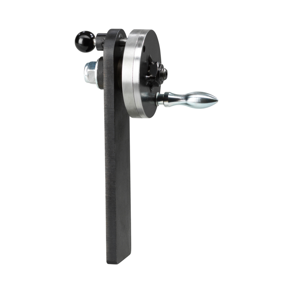 Handvev i metall med ett långt svart handtag, cirkulär central mekanism och en spetsig silverknopp.